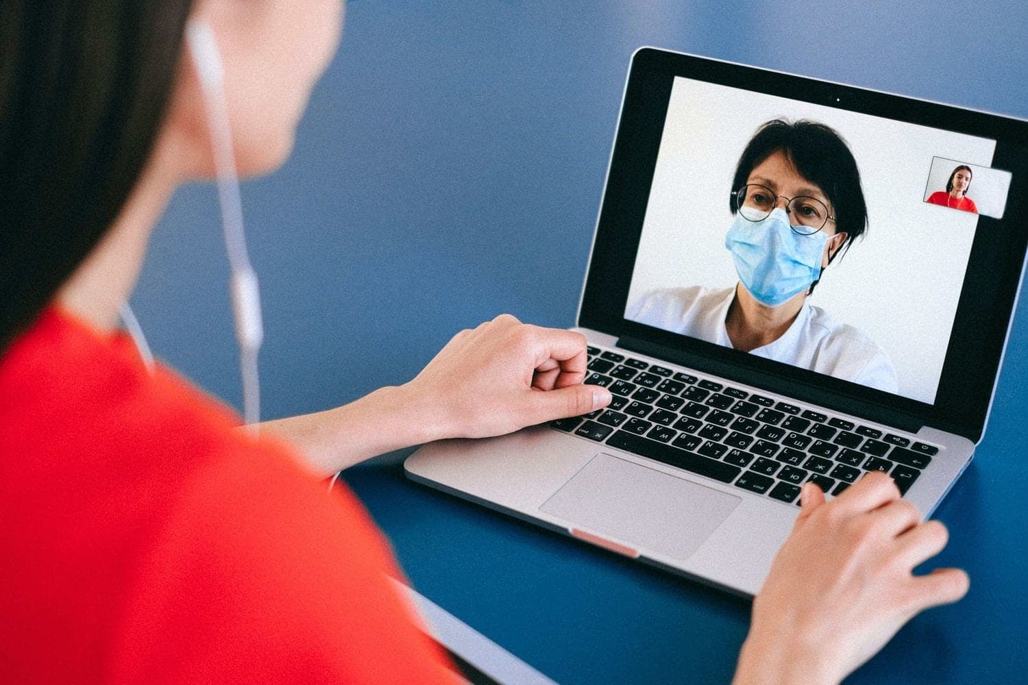 A patient communicates with a doctor online